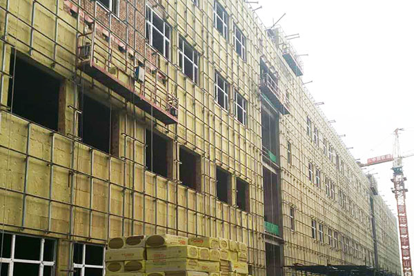 岩棉保温材料在建筑项目现场安装