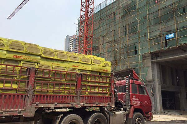 岩棉保温材料在建筑项目现场安装